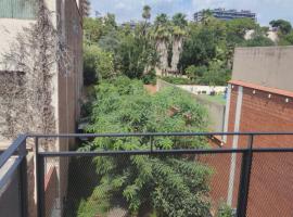 Apartment close to the beach with free parking, hotel cerca de Monasterio de Sant Jeroni de la Murtra, Badalona