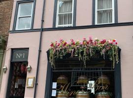 Mademoiselle's Boutique Holiday Accommodation, hotel in Whitby
