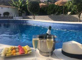 Villa Candela en Benajarafe piscina privada, hotel in Benajarafe