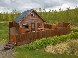 Cosy Retreat Home with Jacuzzi, mökki kohteessa Akranes