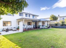 Akoya House 122 Tomaree Rd Pet friendly linen air conditioning WiFi and boat parking, hôtel à Shoal Bay