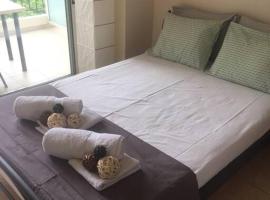 Studio by the train station 2，位于拉里萨的酒店