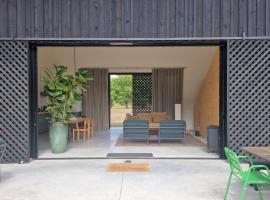 La Maison dans l'Airial, maison d'architecte en pleine nature, PISCINE, lággjaldahótel í Onesse-et-Laharie