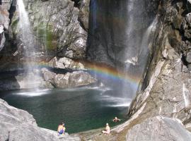 CASA ALLA CASCATA House by the Waterfall and Garden of Senses: Maggia şehrinde bir otel