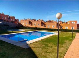 Casa adosada 3 habitaciones con piscina comunitaria, cheap hotel in Medina Sidonia