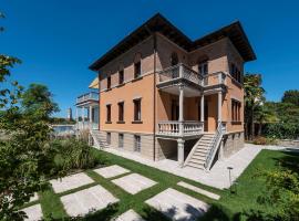 Ca' delle Contesse - Villa on lagoon with private dock and spectacular view, hotell i Venedig-Lido