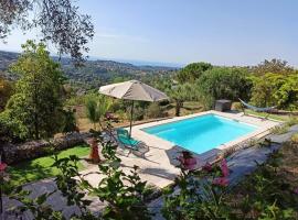 SUPERBE HAUT DE VILLA AVEC VUE SUR LA MER, hotel in Vence