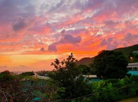 Juju's Cottage with magnificent views, cottage à Laborie