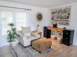 Beautiful Stylish 3 bedroom home in Greenville, hotel met parkeren in Greenville