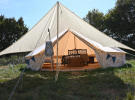 Chateau Morinerie Glamping, hotel con estacionamiento en Villiers