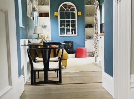 Cockloft Romantic Countryside Hideaway，位于Bishops Cannings的酒店