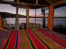 Uros Lago Titicaca Lodge, hotel na may parking sa Puno