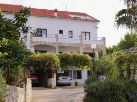 Apartments with parking space Jelsa, Hvar - 5703，位于耶尔萨的酒店