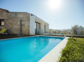 Casa da Vila - Pool & Hot Tub with Mountain View in Gerês, cottage sa Terras de Bouro