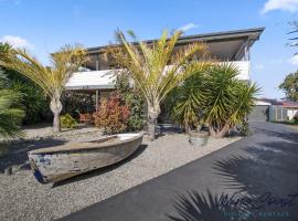 Little Boat Beach House at Aldinga Beach by Wine Coast Holiday Rentals, hotel with parking in Aldinga Beach