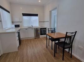 Modern 1 bedroom studio free parking close to CBD, hotel in Burnie