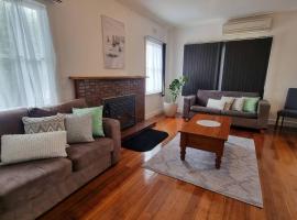 3 bedroom Art Deco home with modern features, hotel in Burnie
