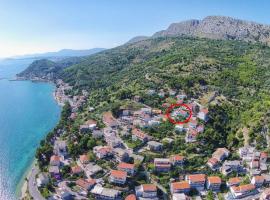 Apartments with a parking space Krilo Jesenice, Omis - 15928, hotel em Krilo