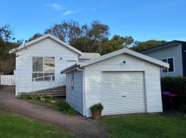 Griffith St Beach House, семеен хотел в Порт Феъри