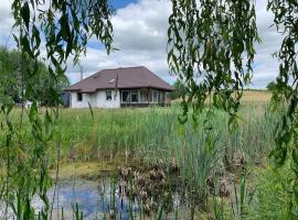 Uroczy dom na Mazurach Jezioro Dybowskie, недорогой отель в городе Dybowo