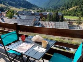 Le Studio du Queyras avec vue sur la montagne，阿布列杜杭固爾滑雪學校（Du Haut Guil Ski School）附近的飯店