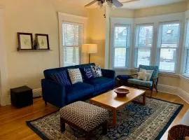 Bright 2 Br, Pets Welcome, Steps to Lake, Restaurants and Train