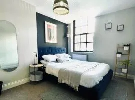 Wessex House - Cozy Town Centre Two Bedroom Apartment - Short Stroll to Beach and Nightlife