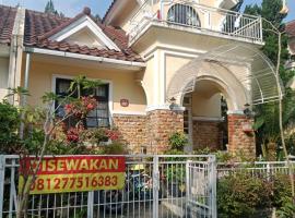 Villa kota bunga cipanas 3 kamar baru renovasi full wifi, hotel in Cikundul