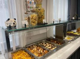 Aquamarine - Beach & SPA Hotel- All inclusive，位于克兰内沃的带热水浴缸的酒店