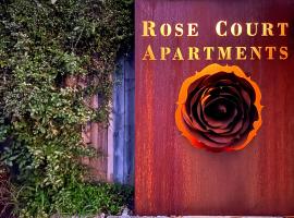 Rose Court Apartments "Aristone", hotel en New Town