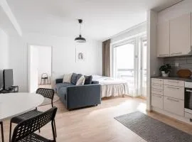 Modern 1BR & Balcony next to Railway Station