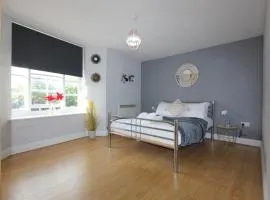 Lovely 2 Bed 2 Bath Flat & Parking by CozyNest