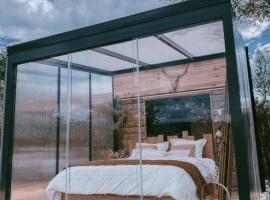 Cabane au style scandinave et son bain nordique, hotel en Bouillon