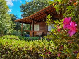 Casa 4 dorms 2 suites - localização perfeita no centrinho e rodeada de natureza, hotell i Alto Paraíso de Goiás