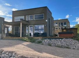 Exclusive Funkis Cabin, Lake View, Rooftop Terrace, Jacuzzi, Sauna, Close to Golf and Alpine, beach hotel in Vradal