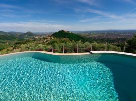 Nievole에 위치한 호텔 Charming house Loretta, with panoramic swimming pool