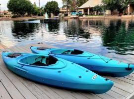 길버트에 위치한 호텔 PEACEFUL lakeside home, minutes from Downtown Gilbert