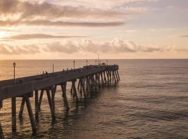 Cottage by the Beach Best Suited for Large Groups, overnattingssted i Wilmington