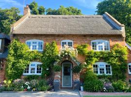 Little Woodside a beautiful New Forest self contained private luxury annexe, hotel in New Milton