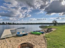 Homey Lakefront Hideaway with 2 Decks and Dock!, hótel í Fenton