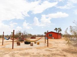 Cryptic Cabin-Tranquil Bohemian Getaway w/Hot Tub, hotel perto de Integratron, Yucca Valley