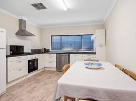 4-Bedroome home, new bathrooms and close to town, hôtel à Kalgoorlie