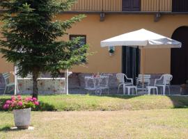 B&B Il Giarolo, hotel s parkiralištem u gradu 'Cameriano'