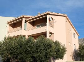 Apartments with parking space Podaca, Makarska - 15475，位于波达卡的酒店