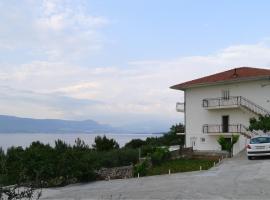 Apartments by the sea Slatine, Ciovo - 15504, hotel em Slatine