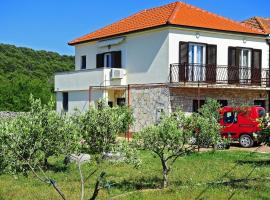 Apartments with a parking space Gornje selo, Solta - 15545, hotel amb aparcament a Grohote
