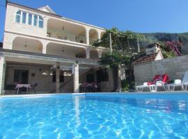 Family-friendly apartments with swimming pool Trpanj, Peljesac - 15603, hôtel à Trpanj