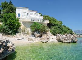 Seaside holiday house Zaostrog, Makarska - 15623, готель у місті Зострог