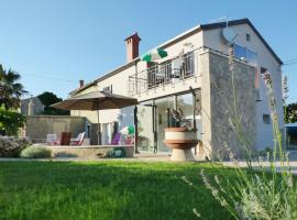 Holiday house with a parking space Skrbcici, Krk - 16084, hotel i Vrh