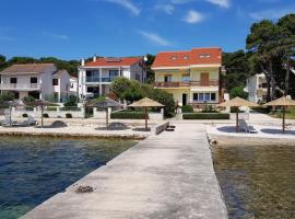 Apartments by the sea Brgulje, Molat - 16217, hotel en Molat